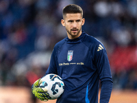 Guglielmo Vicario of Italy warms up before the UEFA Nations League 2024/25 League A Group A2 match between France and Italy at Parc des Prin...