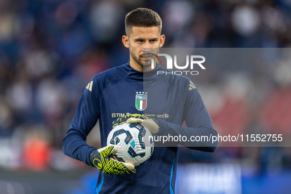 Guglielmo Vicario of Italy warms up before the UEFA Nations League 2024/25 League A Group A2 match between France and Italy at Parc des Prin...