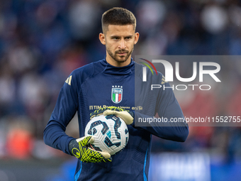 Guglielmo Vicario of Italy warms up before the UEFA Nations League 2024/25 League A Group A2 match between France and Italy at Parc des Prin...