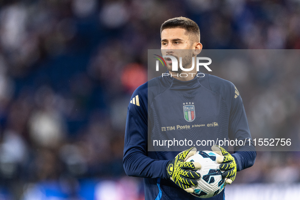 Guglielmo Vicario of Italy warms up before the UEFA Nations League 2024/25 League A Group A2 match between France and Italy at Parc des Prin...