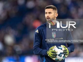 Guglielmo Vicario of Italy warms up before the UEFA Nations League 2024/25 League A Group A2 match between France and Italy at Parc des Prin...