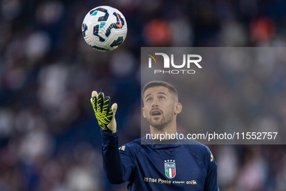 Guglielmo Vicario of Italy warms up before the UEFA Nations League 2024/25 League A Group A2 match between France and Italy at Parc des Prin...