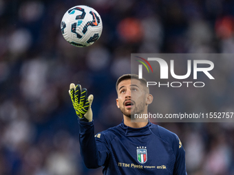 Guglielmo Vicario of Italy warms up before the UEFA Nations League 2024/25 League A Group A2 match between France and Italy at Parc des Prin...