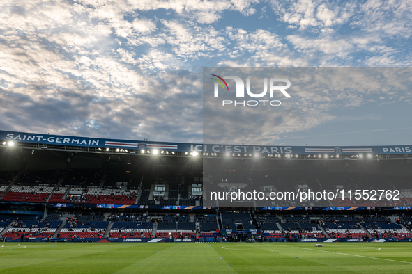 Guglielmo Vicario of Italy warms up before the UEFA Nations League 2024/25 League A Group A2 match between France and Italy at Parc des Prin...