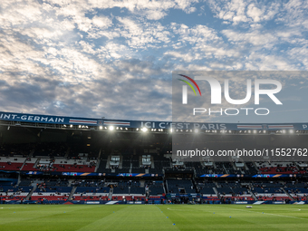 Guglielmo Vicario of Italy warms up before the UEFA Nations League 2024/25 League A Group A2 match between France and Italy at Parc des Prin...