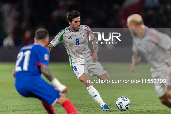 Sandro Tonali of Italy is in action during the UEFA Nations League 2024/25 League A Group A2 match between France and Italy at Parc des Prin...