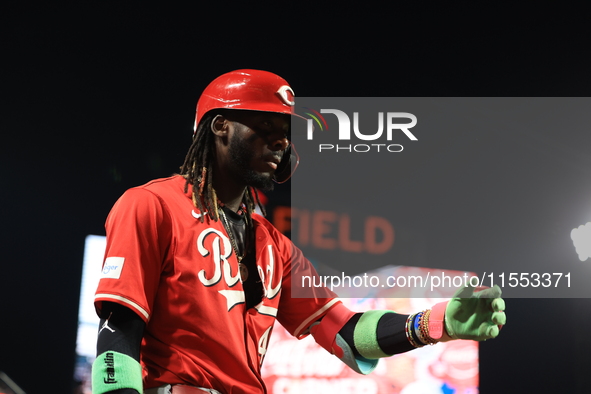 Cincinnati Reds Elly De La Cruz #44 walks to the on-deck circle during the fourth inning of the baseball game against the New York Mets at C...