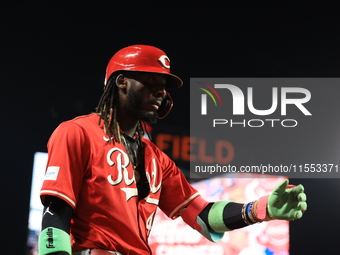 Cincinnati Reds Elly De La Cruz #44 walks to the on-deck circle during the fourth inning of the baseball game against the New York Mets at C...