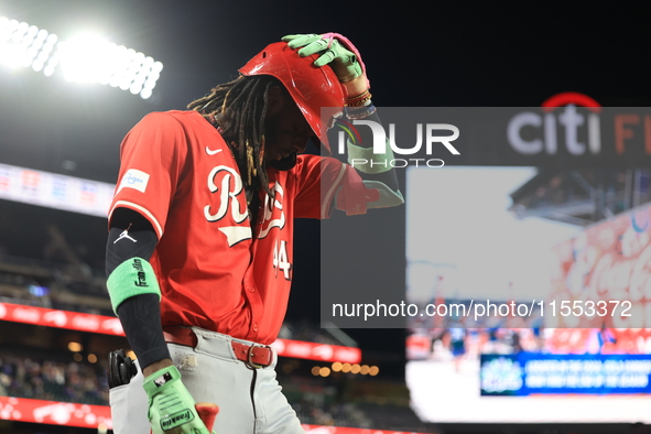 Cincinnati Reds Elly De La Cruz #44 walks to the on-deck circle during the fourth inning of the baseball game against the New York Mets at C...