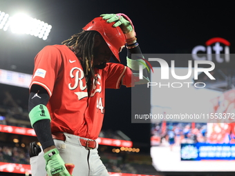 Cincinnati Reds Elly De La Cruz #44 walks to the on-deck circle during the fourth inning of the baseball game against the New York Mets at C...