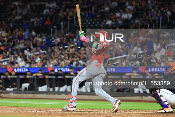 Cincinnati Reds' Elly De La Cruz #44 connects for a home run during the fourth inning of the baseball game against the New York Mets at Citi...