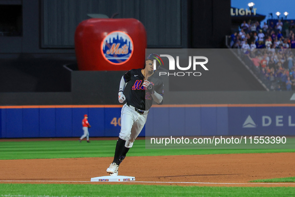 Mark Vientos #27 of the New York Mets homers during the first inning of the baseball game against the Cincinnati Reds at Citi Field in Coron...