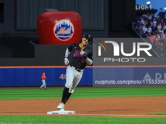 Mark Vientos #27 of the New York Mets homers during the first inning of the baseball game against the Cincinnati Reds at Citi Field in Coron...