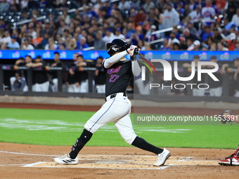 Mark Vientos #27 of the New York Mets homers during the first inning of the baseball game against the Cincinnati Reds at Citi Field in Coron...