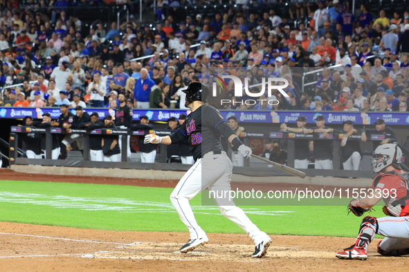 New York Mets J.D. Martinez #28 singles during the sixth inning of the baseball game against the Cincinnati Reds at Citi Field in Corona, Ne...