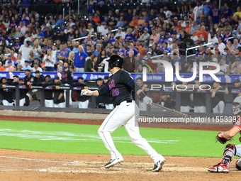 New York Mets J.D. Martinez #28 singles during the sixth inning of the baseball game against the Cincinnati Reds at Citi Field in Corona, Ne...