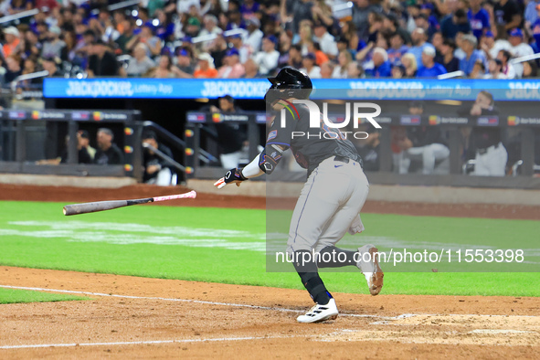 Mark Vientos #27 of the New York Mets singles during the seventh inning of the baseball game against the Cincinnati Reds at Citi Field in Co...