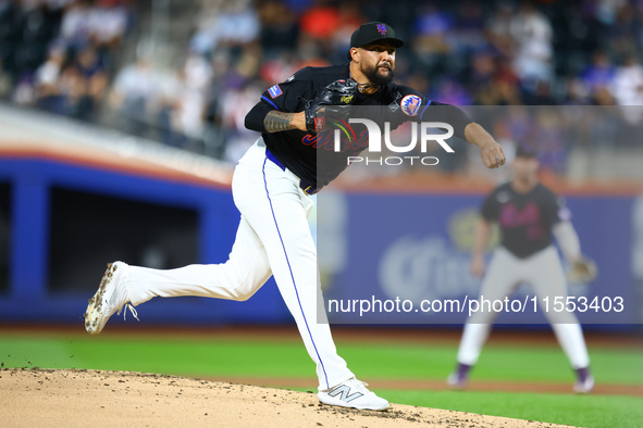 New York Mets starting pitcher Sean Manaea #59 throws during the second inning of the baseball game against the Cincinnati Reds at Citi Fiel...