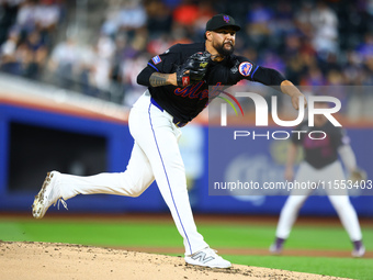 New York Mets starting pitcher Sean Manaea #59 throws during the second inning of the baseball game against the Cincinnati Reds at Citi Fiel...