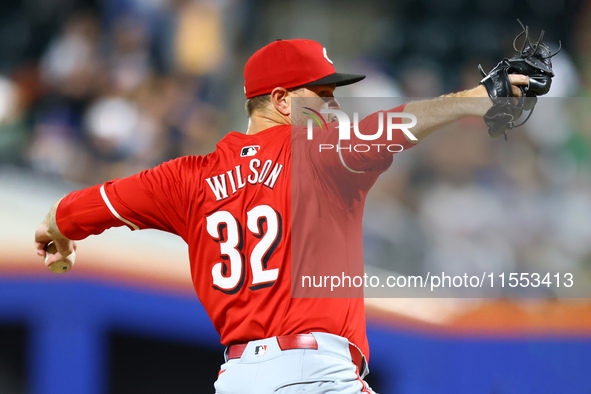 Cincinnati Reds pitcher Justin Wilson #32 throws during the tenth inning of the baseball game against the New York Mets at Citi Field in Cor...