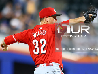 Cincinnati Reds pitcher Justin Wilson #32 throws during the tenth inning of the baseball game against the New York Mets at Citi Field in Cor...