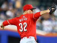 Cincinnati Reds pitcher Justin Wilson #32 throws during the tenth inning of the baseball game against the New York Mets at Citi Field in Cor...