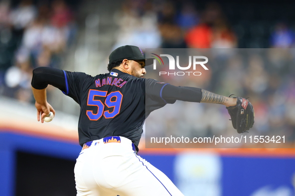 New York Mets starting pitcher Sean Manaea #59 throws during the second inning of the baseball game against the Cincinnati Reds at Citi Fiel...