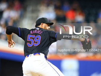 New York Mets starting pitcher Sean Manaea #59 throws during the second inning of the baseball game against the Cincinnati Reds at Citi Fiel...