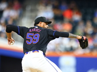 New York Mets starting pitcher Sean Manaea #59 throws during the second inning of the baseball game against the Cincinnati Reds at Citi Fiel...