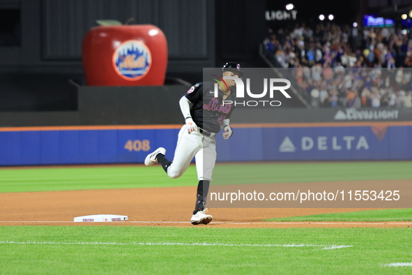 Mark Vientos #27 of the New York Mets rounds the bases after a 10th inning game-winning home run to give the Mets a 6-4 victory in the baseb...