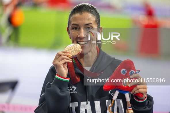 Monica Contrafatto of Italy poses with the bronze medal after the Women's 100m - T63 Final at Stade de France during the Paris 2024 Paralymp...