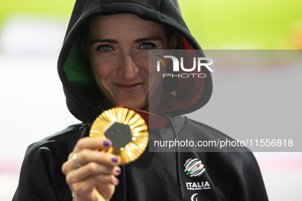 Martina Caironi of Italy poses with the gold medal after the Women's 100m - T63 Final at Stade de France during the Paris 2024 Paralympic Ga...