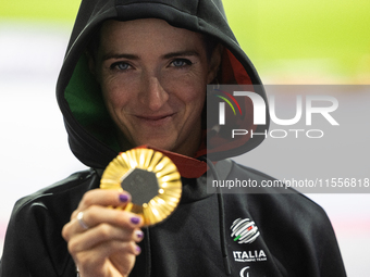 Martina Caironi of Italy poses with the gold medal after the Women's 100m - T63 Final at Stade de France during the Paris 2024 Paralympic Ga...