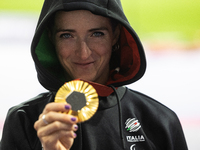 Martina Caironi of Italy poses with the gold medal after the Women's 100m - T63 Final at Stade de France during the Paris 2024 Paralympic Ga...