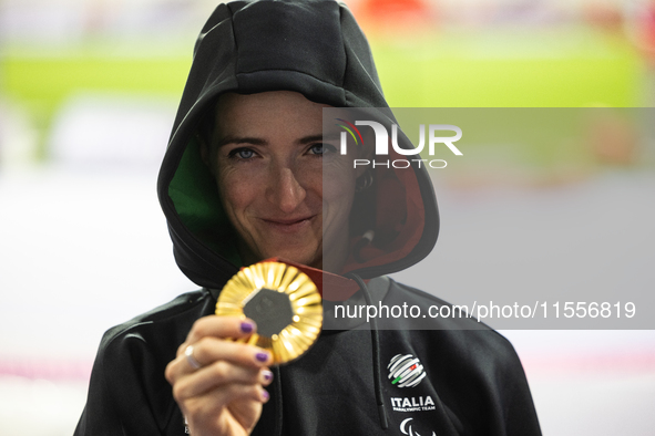 Martina Caironi of Italy poses with the gold medal after the Women's 100m - T63 Final at Stade de France during the Paris 2024 Paralympic Ga...