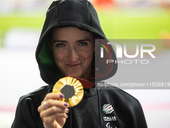 Martina Caironi of Italy poses with the gold medal after the Women's 100m - T63 Final at Stade de France during the Paris 2024 Paralympic Ga...