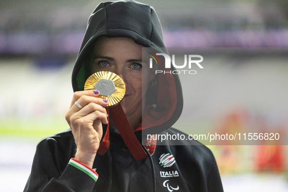 Martina Caironi of Italy poses with the gold medal after the Women's 100m - T63 Final at Stade de France during the Paris 2024 Paralympic Ga...