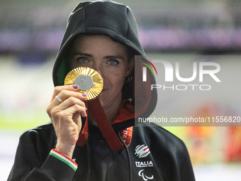 Martina Caironi of Italy poses with the gold medal after the Women's 100m - T63 Final at Stade de France during the Paris 2024 Paralympic Ga...