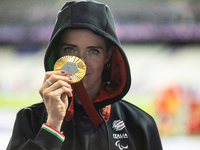 Martina Caironi of Italy poses with the gold medal after the Women's 100m - T63 Final at Stade de France during the Paris 2024 Paralympic Ga...