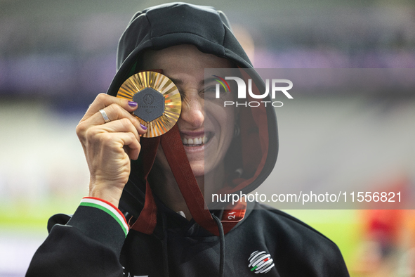 Martina Caironi of Italy poses with the gold medal after the Women's 100m - T63 Final at Stade de France during the Paris 2024 Paralympic Ga...