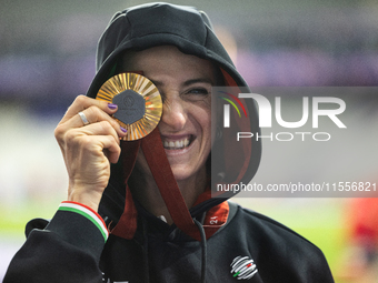 Martina Caironi of Italy poses with the gold medal after the Women's 100m - T63 Final at Stade de France during the Paris 2024 Paralympic Ga...