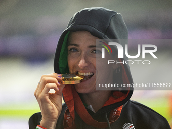 Martina Caironi of Italy poses with the gold medal after the Women's 100m - T63 Final at Stade de France during the Paris 2024 Paralympic Ga...