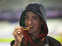 Martina Caironi of Italy poses with the gold medal after the Women's 100m - T63 Final at Stade de France during the Paris 2024 Paralympic Ga...