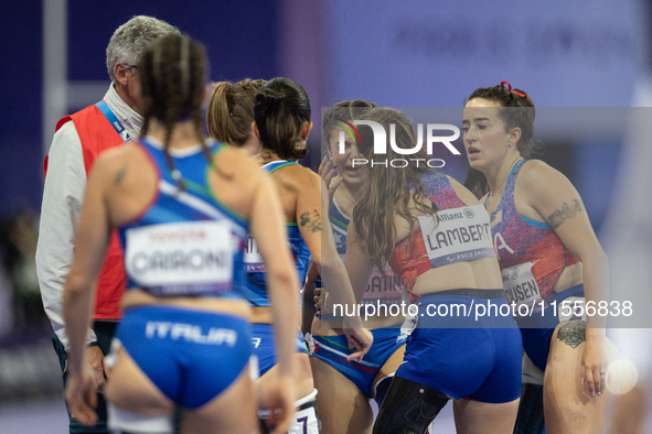 The athletes surround Ambra Sabatini of Italy to inquire about her physical condition after the crash in the Women's 100m - T63 Final at Sta...