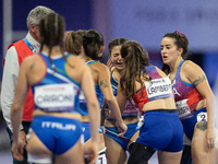 The athletes surround Ambra Sabatini of Italy to inquire about her physical condition after the crash in the Women's 100m - T63 Final at Sta...