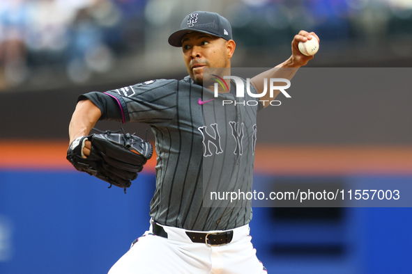 New York Mets starting pitcher Jose Quintana #62 throws during the sixth inning of the baseball game against the Cincinnati Reds at Citi Fie...