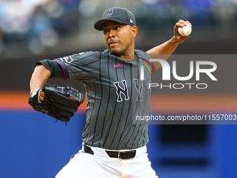 New York Mets starting pitcher Jose Quintana #62 throws during the sixth inning of the baseball game against the Cincinnati Reds at Citi Fie...