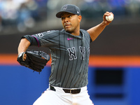 New York Mets starting pitcher Jose Quintana #62 throws during the sixth inning of the baseball game against the Cincinnati Reds at Citi Fie...