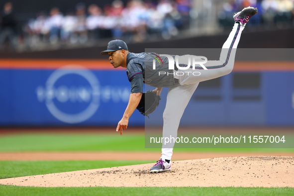 New York Mets starting pitcher Jose Quintana #62 throws during the sixth inning of the baseball game against the Cincinnati Reds at Citi Fie...