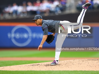 New York Mets starting pitcher Jose Quintana #62 throws during the sixth inning of the baseball game against the Cincinnati Reds at Citi Fie...